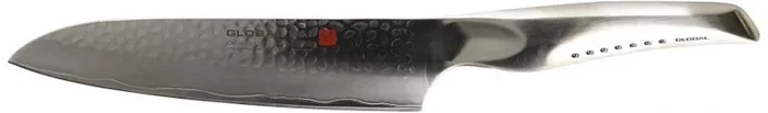 Atractivo cuchillo cocinero Global Sai, acabado a martillo. El cuchillo tradicional de los cocineros también denominado «cuchillo cebollero» Perfecto para uso profesional. Apto para carne, pescado, vegetales, etc.. Largo de hoja: 19 cm. Fabricado con acer