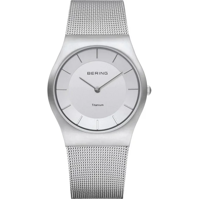 BERING 11935-000 Reloj de cuarzo para mujer con caja de titanio de 35 mm con acabado plateado y esfera blanca, correa milanesa, cristal de zafiro y resistencia al agua de 5 ATM