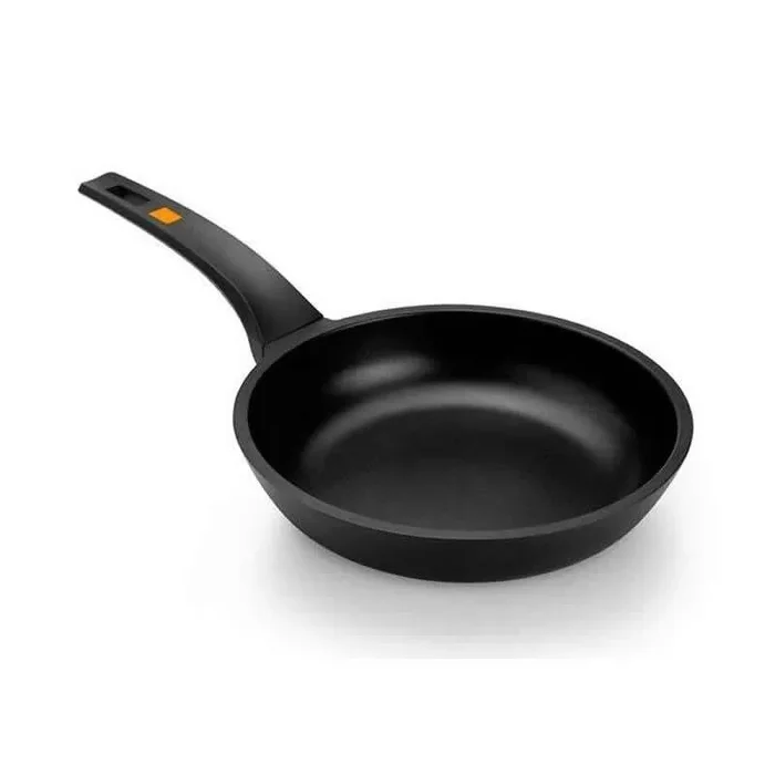 BRA Efficient | Sartén de 20 cm, Aluminio Fundido con Antiadherente Platinum Plus, Apta para Todo Tipo de cocinas incluida inducción, Libre de PFOA, Negro