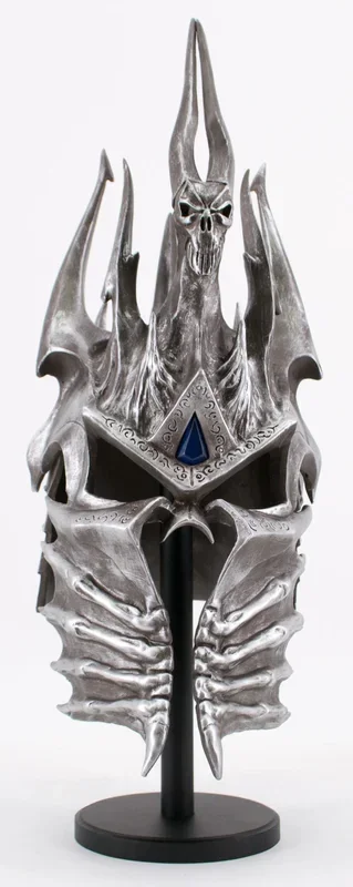 Casco S4013 de Arthas de World of Warcraft, réplica no oficial realizada en fibra de nylon con base de presentación.