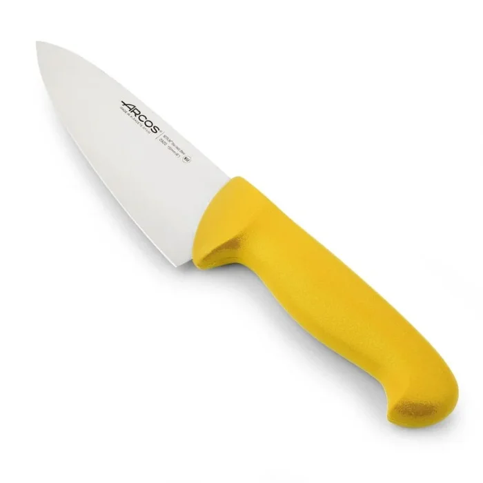 Cuchillo de cocinero Arcos Colour – Prof 292000 de acero inoxidable Nitrum y mango ergonómico de Polipropileno de color amarillo y hoja de 15 cm, funda display