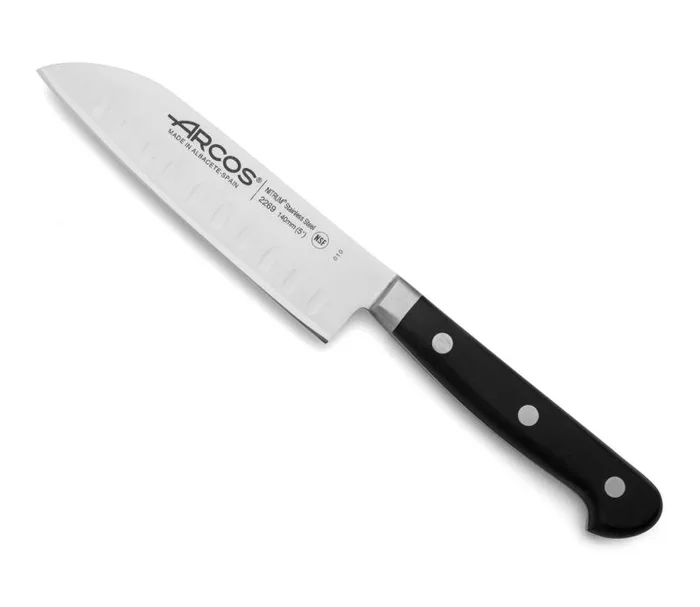 CUCHILLO SANTOKU ÓPERA 140 mm – Cuchillo multiusos utilizado comúnmente en la cocina asiática de hoja ancha y muy afilada. Se caracteriza por su perfecto equilibrio y su afilada hoja.