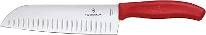 Cuchillo suizo Victorinox Santoku Swiss Classic en Blister, de filo de alvéolos, para cortar en rebanadas, dados o moler, hoja afilada de 17 cm, color rojo