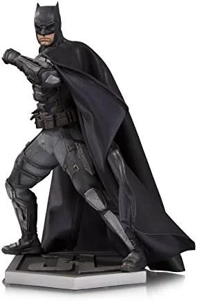 DC Comics MAY170370 – Estatua de Batman de la Liga de la Justicia, Color Negro y Gris