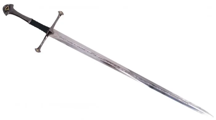 Espada S3025N Modelo de Andúril, replica No oficial, con un tamaño total de 134 cm, hoja de acero con las runas en bajo relieve y con soporte.