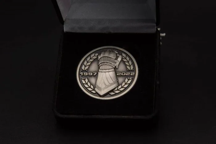 Extrema Ratio Coin XXV Anniversarium, Moneda Conmemorativa de 25 Aniversario, Acero Plateado, Detalles Precisos y Estuche Elegante