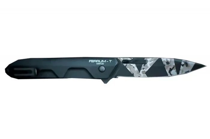 Ferrum T, Navaja Plegable Táctica, Hoja en Punta de Lanza, Apertura Asistida por Flipper, Mecanismo Liner Lock, Geotech Camo y Tactical Mud