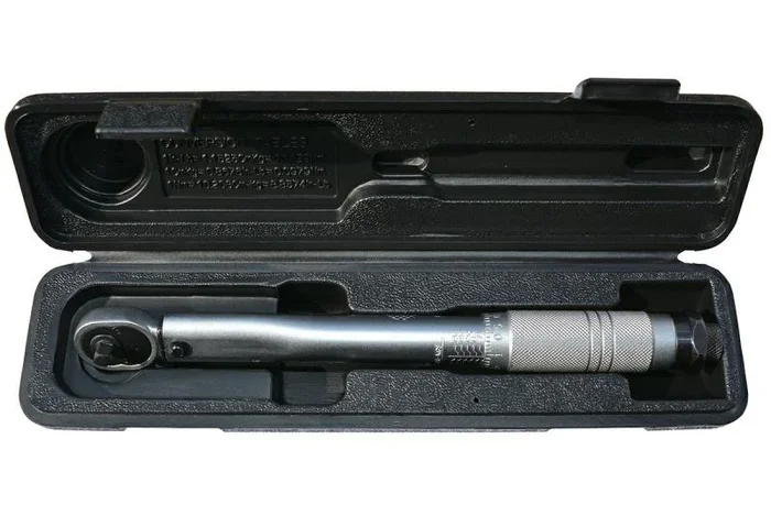 Llave dinamométrica 3/8″, Honiton, modelo 19-110Nm, ideal para medición precisa de torque en trabajos mecánicos pesados, fabricada en acero de alta resistencia, durabilidad y precisión.
