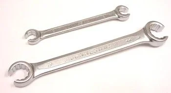 Llave Okey Abierta Jonnesway 16 x 17mm para aflojar y apretar tuercas, alta resistencia y durabilidad