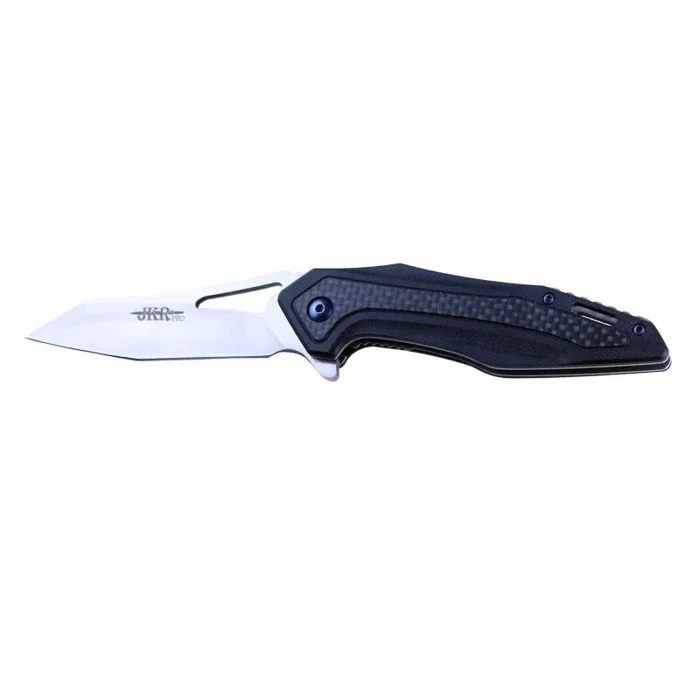 Navaja de apertura con rodamientos JKR10010, Mango G10 / Fibra de Carbono en Color Negro y Hoja de Acero D2 de 8 cm, Longitud total de 19,5 cm. Incluye Funda de Tela y caja de color negro.