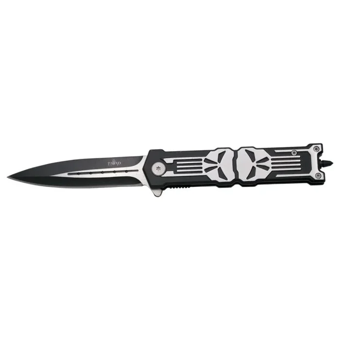 Navaja Third K0813L, mango de aluminio negro con calaveras en plateado, hoja de acero inox de 10.3 cm en negro y satinado. Con punta rompevidrio y clip.