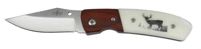 Navaja Third K2465C, virola de madera, mango de ABS con decoración de ciervo, hoja de acero inox de 6,5 cm.