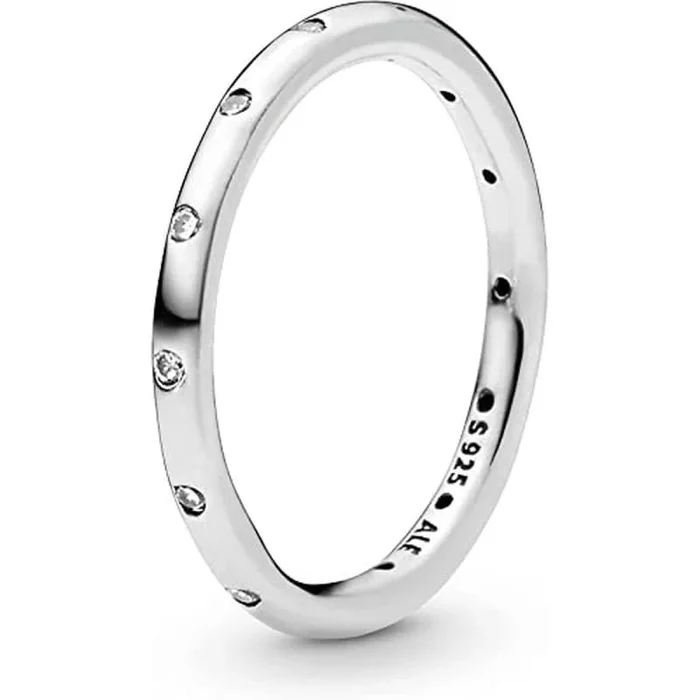 Pandora Timeless Anillo con banda simple centelleante de plata con circonitas cúbicas transparentes, talla 60