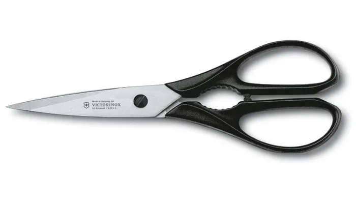 Tijera de cocina Victorinox inoxidable negra, con mango ergonómico y corte preciso para alimentos y empaques