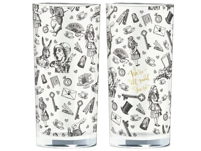 V&A Juego de vasos en miniatura de Alicia en el País de las Maravillas en caja de regalo que incluye 2 vasos altos, dorados «Todos estamos locos aquí» con ilustraciones en blanco y negro, 330 ml cada uno, 1 juego