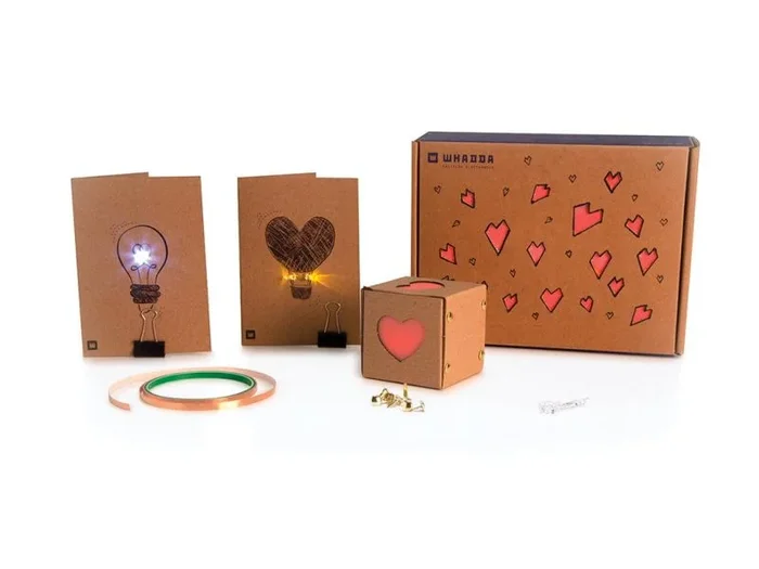 Whadda Caja de Manualidades Tape-o-Tronics, proyectos DIY creativos con cartón y Leds, soldar es Opcional, Creadores y entusiastas de Las Manualidades, Tema: San Valentín, Corazones.